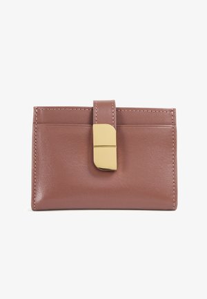 Portefeuille en cuir rose avec une fermeture à clapet en métal doré brillant, forme rectangulaire compacte, avec des accents de couture visibles.