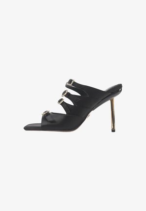 Schwarze Satin-High-Heel-Mules mit drei dekorativen Riemen und Steinakzenten, spitz zulaufender Zehenpartie und goldfarbener Stiletto-Ferse.