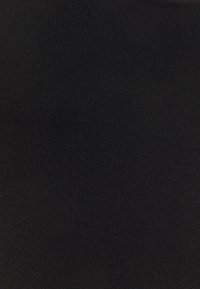 Schwarzer Strickstoff mit glatter Textur und gleichmäßiger Oberfläche, der ein konsistentes Muster aufweist, ohne zusätzliche Designelemente oder Akzente.