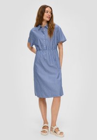 Blau-weiß gestreiftes Hemdkleid mit kurzen Ärmeln, Knopfleiste, elastischem Bund und seitlichen Taschen, aus leichtem Stoff gefertigt.