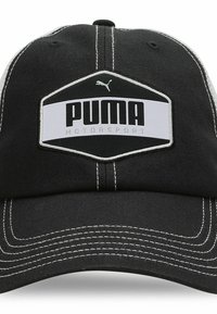 Crna kapa s zakrivljenim vizirjem, bijelim šavovima i istaknutim PUMA MOTORSPORT logom u heksagonalnom obliku na prednjoj strani.