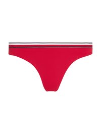 Crvene bikinije ispod s rebrastom teksturom, s plavom i bijelom prugastom elastičnom trakom. Dizajnirane u obliku tangi za minimalnu pokrivenost.