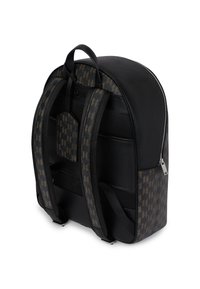 Fekete hátizsák monogramos mintájú külsővel, strukturált formával, párnázott pántokkal és oldalsó cipzáras zsebbel. Texturált és sima anyagok.