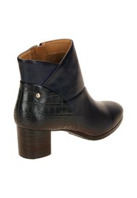 Dunkelblaue Knöchelstiefel mit spitzer Zehe, strukturiertem schwarzen Krokodilleder- geprägt Absatz und einem mittelgroßen Blockabsatz aus Holz. Reißverschlussverschluss hinten.