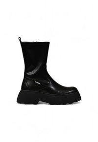 Bottine noire en cuir avec une semelle épaisse, design sans fermeture éclair, et un onglet au talon. Présente un logo "GUESS" blanc sur le côté.