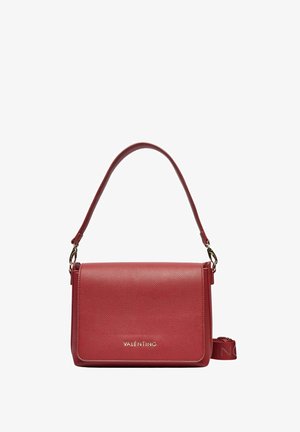 Sac à bandoulière en cuir Red Valentino avec fermeture à rabat, logo doré et sangle amovible, présenté sur fond blanc.