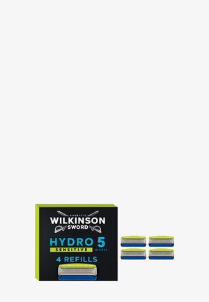 Wilkinson Sword Hydro 5 Sensitive Rasierklingen-Pack mit vier blaubergünnen Nachfüllklingen, neben einer schwarz-grünen Verpackung dargestellt.