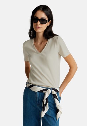 United Colors of Benetton WITH V-NECK - Camiseta básica - beige
