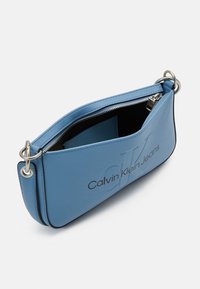 Calvin Klein Jeans SCULPTED SHOULDER POUCH MONO - Ručna torba - dusk blue