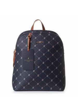 Sac à dos bleu marine en matériau texturé avec un motif en diamant. Éléments en cuir marron et une étiquette avec logo doré. Fermeture éclair.