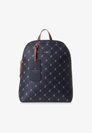 Marineblauem Rucksack aus strukturiertem Material mit einem Diamantmuster. Mit braunen Lederakzenten und einem goldenen Logoschild ausgestattet. Mit Reißverschluss.