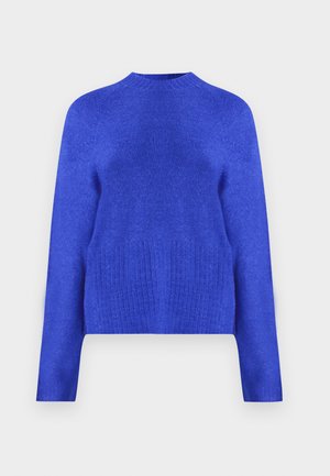 Pull en maille bleu avec un col montant, un ourlet côtelé et des manches longues. Texture lisse avec une coupe légèrement ample et des fentes sur les côtés.