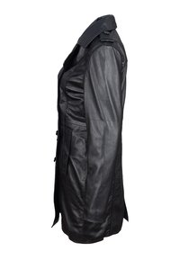 Cappotto in pelle nera con colletto strutturato, chiusura con bottoni, tasche laterali e vestibilità sartoriale. Texture liscia e design a mezza lunghezza.