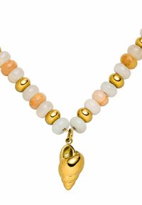 Perlenkette mit weißen und pfirsichfarbenen Steinen, goldenen Akzenten und einem goldenen Muschel-Anhänger. Glatte Textur und runde Formen.