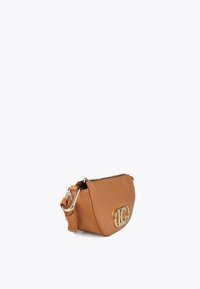 Borsa a tracolla in pelle tan con logo dorato, dotata di chiusura con zip e tracolla regolabile, su uno sfondo bianco.