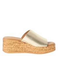 Kork kile sandal med en metallisk gylden overdel, åben tå og bred rem. Sålen har en struktureret overflade og en glat, lysebrun indersål.