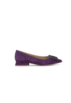 Lila Wildlederslipper mit niedrigem Blockabsatz und dekorativer Perlenverzierung an der Zehenpartie. Glatte Textur und spitzes Design.