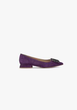 Ballerine en suède violet avec un petit talon bloc et des embellissements décoratifs en perles sur le bout. Texture lisse et design pointu.