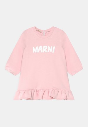 Lyserød langærmet kjole til småbørn med hvid "MARNI" tekst på brystet og flæsekant, med rund halsudskæring og lynlås i ryggen.