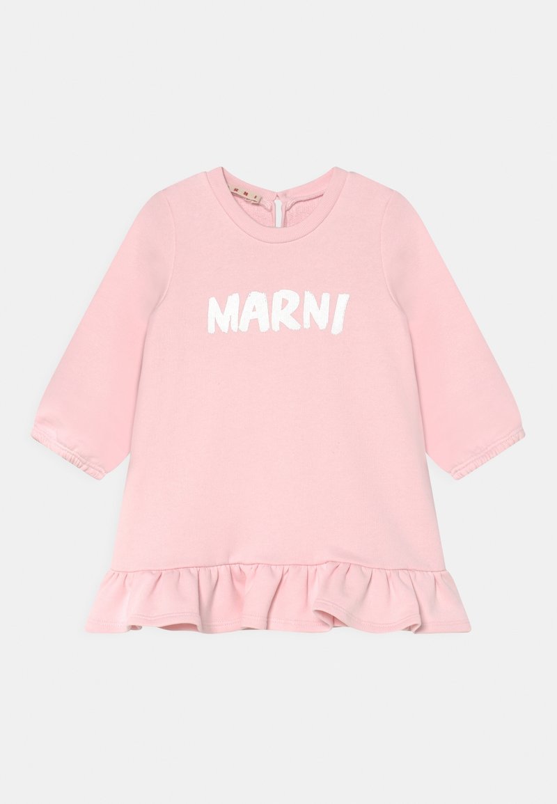Robe rose à manches longues pour tout-petit avec texte blanc « MARNI » sur la poitrine et ourlet à volants, dotée d'un col rond et d'une fermeture éclair à l'arrière.