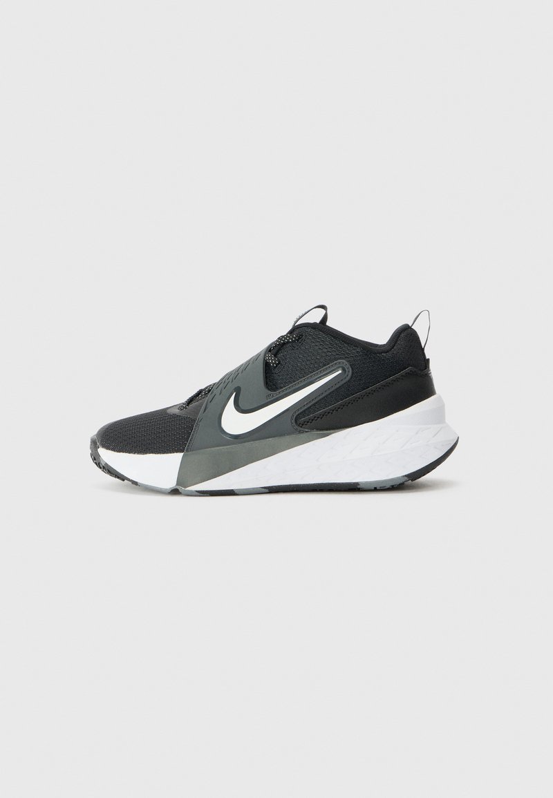 Čierne športové topánky so sieťovinovým zvrškom, textúrovanými detailmi, bielym logom Swoosh a kontrastnou bielou a šedou podrážkou.