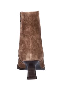 Bruine suede enkellaars met een smalle hak, zijrits en een gladde textuur. Het ontwerp heeft strakke lijnen en een aansluitende silhouet.