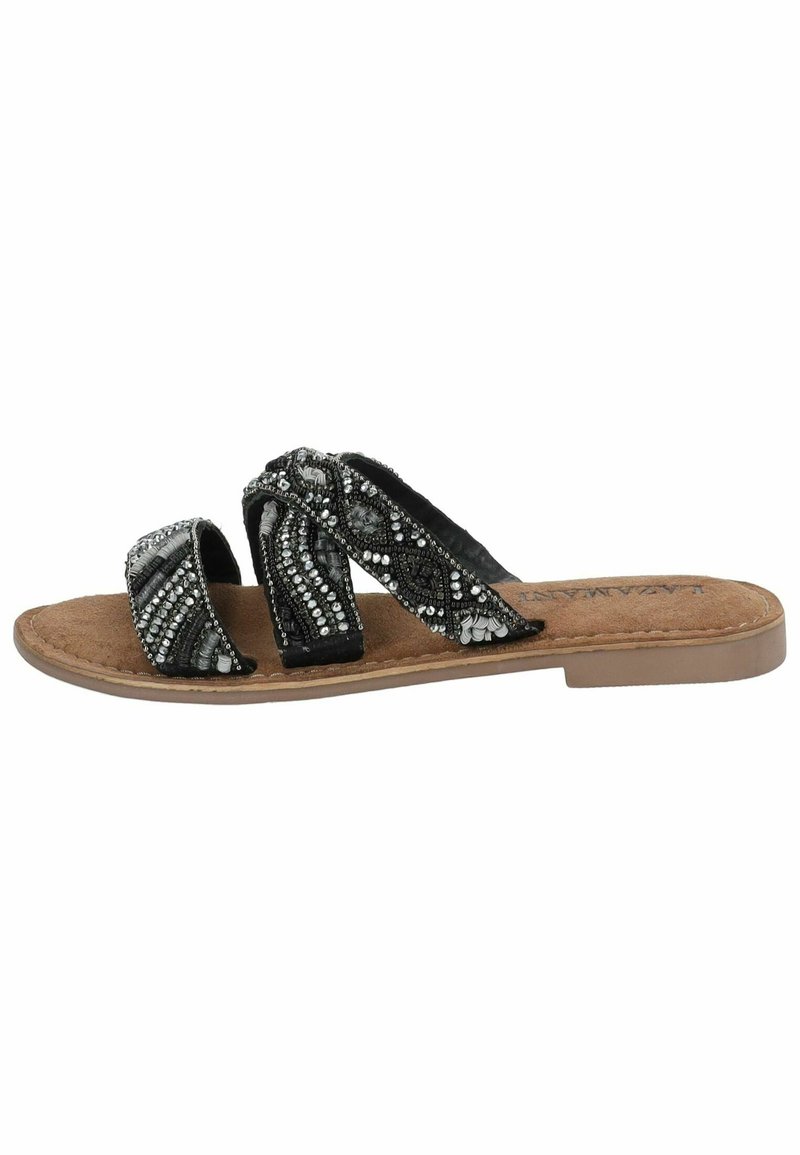 Sandalias de slide negras con dos correas que presentan un intrincado bordado de cuentas y un diseño texturizado en la parte superior. Plantilla de corcho con suela plana.