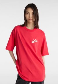 Vans BRUSH SCRIPT LOOSE FIT - Triko s potiskem - racing red marshmallow