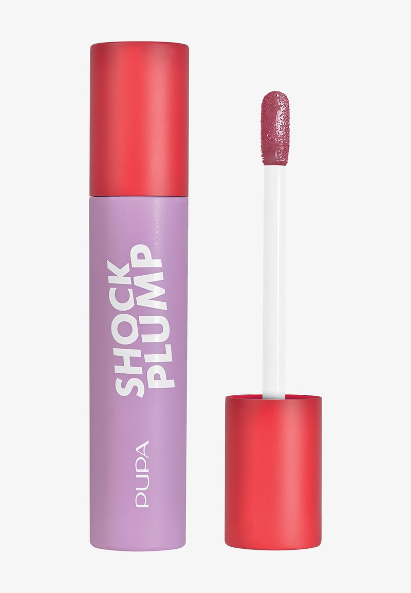 Gloss à lèvres avec un tube lavande et un capuchon rouge, portant l'inscription "SHOCK PLUMP", accompagné d'un applicateur blanc avec un produit de couleur baie.