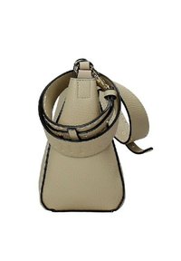 Borsa a mano in pelle beige con superficie testurizzata, forma affusolata, tracolla regolabile e bordi neri a contrasto. Presenta dettagli in hardware dorato.