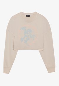 Felpa corta beige con maniche lunghe, caratterizzata da una grafica azzurro chiaro di un cavaliere e testo circolare attorno. Texture morbida, vestibilità rilassata.