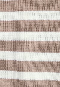 Gestrickter Stoff mit horizontalen Streifen in Hellbraun und Weiß. Strukturierte Oberfläche mit einem konsistenten Muster und weicher Erscheinung.