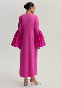 Touché Privé SLEEVE DETAILED - Maksikleit - fuchsia