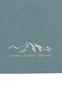Helle blaue Stoff mit einem weißen Berggrafik und dem Text "normani Outdoor Sports" darunter. Glatte Textur, minimalistisches Design.