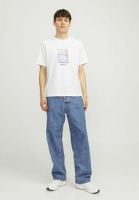 Jack & Jones JORVESTERBRO PICTURE CREW NECK - Apdrukāts T-krekls - bright white