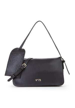Bolso de hombro de piel negra con correa ajustable con hebilla, solapa con estampado floral en relieve y pequeño logotipo dorado "V°73" en el frontal.