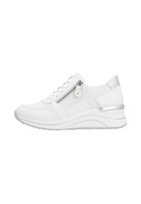 Sneaker blanche avec un dessus en maille texturée, un laçage à l'avant et une fermeture éclair sur le côté. Équipée d'une semelle rembourrée avec un léger talon et des accents métalliques.