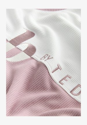 Bomuldsblandet stof med et pink og hvidt design og ribbet struktur. Broderede bogstaver "BY TED" i en kontrasterende farve.