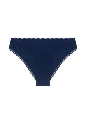 Marineblaue Damenunterwäsche im Bikini-Stil mit Spitzenbesatz entlang des Taillenbunds und der Beinausschnitte vor weißem Hintergrund.