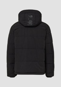 Zwarte gewatteerde jas met een capuchon, voorzien van een doorgestikt ontwerp en een logo op de achterkant. Zachte textuur, standaard pasvorm en lange mouwen.