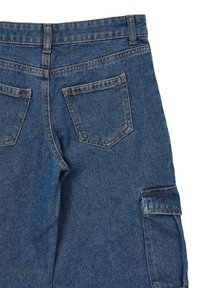 Pantaloni cargo in denim blu scuro, con due tasche posteriori dai bordi arrotondati e cuciture arancioni. Il tessuto è moderatamente testurizzato.