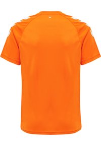 Camiseta atlética de manga corta en un brillante color naranja, con un cuello redondo, textura suave y acentos en blanco contrastantes en los hombros.