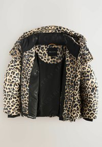 Leopard-mønstret pufferjakke med sort inderside, der har en frontlynlås, trykknapper og et indvendigt mærke. Struktureret stof, voluminøs form.