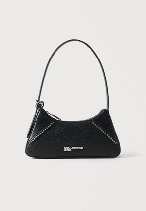 Schwarze, strukturierte Lederhandtasche in dreieckiger Form, silberne Reißverschlüsse an den Seiten, ein dünner einzelner Schulterriemen und das "Karl Lagerfeld Jeans" Logo vorne.