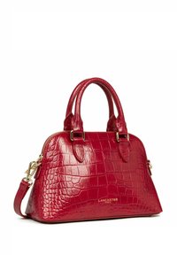 Borsa a mano rossa con stampa coccodrillo e finiture dorate, dotata di doppio manico e tracolla rimovibile. Presenta una chiusura con zip e un design elegante.