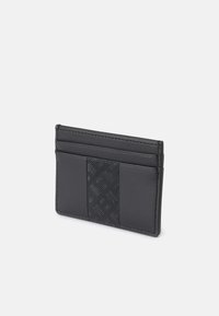 Portafoglio in pelle nera con pannello testurizzato, presenta diversi scomparti; design elegante con bordi cuciti e forma minimalista.