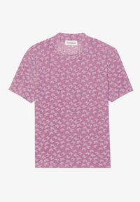 Rosa T-Shirt aus weichem Stoff mit einem wiederholten Schmetterlingsmuster in einem leicht helleren Farbton. Rundhalsausschnitt und kurze Ärmel.