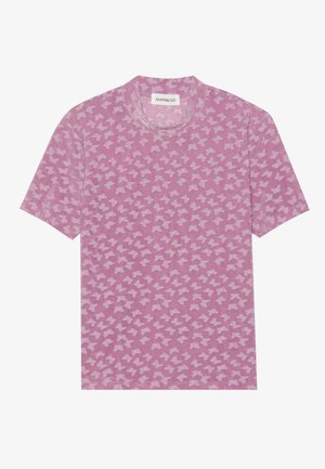 Rosa T-skjorte laget av myk stoff med et gjentatt sommerfugl mønster i en litt lysere nyanse. Rund hals og korte ermer.