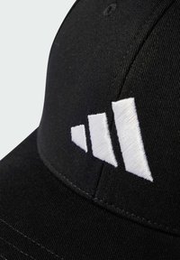 Čierna čiapka so štruktúrovaným dizajnom, na prednej strane s bielym vyšívaným logom troch diagonálnych pruhov.