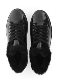 Schwarze Lackleder-Sneaker mit einem weichen schwarzen Fellfutter, flachen schwarzen Schnürsenkeln und einer glatten, glänzenden Oberfläche.